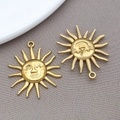 Colgantes de sol en acero inoxidable dorado mate con rasgos artísticos para joyas DIY - Colgante de Sol Dorado / 23X27x3mm