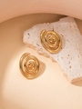 Nahaufnahme goldener Spiralohrringe auf Steindisplay mit warmem Lichteffekt - #0349 (12.2g)