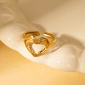 Gros plan sur une bague ajustable dorée avec un design créatif de geste en cœur sur céramique - Style Geste Cœur Mains Doré (10)