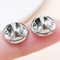 Chiusura a farfalla argento per spille mostrata sui polpastrelli per misura - Bianco K (11x5mm)