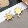 Colgantes de sol en aleación dorada con textura en relieve para joyería DIY - Colgante de Sol Dorado Grande / 20x24x2mm
