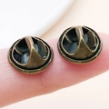 Chiusure a farfalla in bronzo antico per spille mostrate sulla punta del dito - Bronzo Antico (11x5mm)