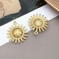 Colgante de sol dorado de acero inoxidable con acabado chapado en oro 18K para joyas - Colgante de Sol Sonriente Dorado / 20x23x3mm