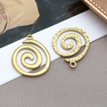 Colgantes de espiral dorados en acabado pulido y martillado para joyería DIY - Textura Espiral de Sol Dorado / 19x23x2mm