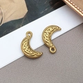 Colgante de luna creciente en acabado oro viejo con diseño de nudo celta - Amuletos de Luna de Oro / 12x19x4mm