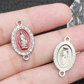 Dubbelzijdige Maagd Maria hanger met rood emaille, strass en gouden metalen ringetjes - Wit K Rood Emaille Witte Zirkonia 2-Gats (15329)