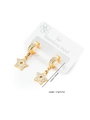 Detalle de pendientes de estrella dorados con pavé de cristales y soporte de cartón - Pendientes de Estrella Calada con Strass (0292)