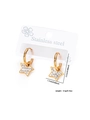 Primer plano detallado de pendientes de estrella en acero inoxidable dorado con strass blancos - Pendientes de Estrella con Pavé de Strass (0305)