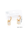 Vista macro de pendientes de aro de acero dorado con colgante rectangular de cristales - Pendientes de Placa Cuadrada con Pavé de Strass (0304)
