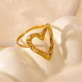 Gros plan détaillé d'une bague coeur dorée avec texture martelée artisanale unique - Style Grand Cœur Ajouré Martelée (金色14) / Or