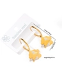 Detalle de pendientes de mariposa de acero inoxidable dorado en tarjeta de marca - Pendientes de Varias Mariposas Color Mixto (0317)