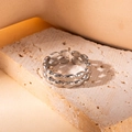 Detaillierte Nahaufnahme eines silbernen doppelschichtigen Cut-out-Rings auf Stein - Doppelschichtiger hohler Bohnenstil (BJGR0435)