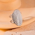 Makroaufnahme des ovalen Rings aus Edelstahl mit feiner konzentrischer Gravur im Vintage-Stil - Ovaler Hohlraum Gravierter Stil (BJGR0423)