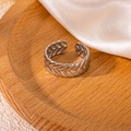Dettaglio macro anello a serpente argento regolabile con trama a spiga su seta bianca - Goffratura Intrecciata a Spiga 3D (#0488)