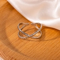 Dettaglio dell'anello regolabile in acciaio inossidabile argento con trama a spirale e liscia - Specchio Intrecciato a Doppio Strato (#0491)