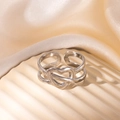 Détail macro d'une bague réglable en acier inoxydable 304 avec motif de cœur entrelacé - Style Cœur Torsadé Ajouré Argenté (7)