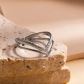 Détail macro d'une bague double couche en V argentée posée sur un support en pierre - Style en V Double Couche Tissé Argenté (8)