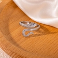 Anello a serpente argento regolabile con scaglie su vassoio in legno e seta bianca - Texture Scaglie Di Serpente A Diamante (#0489)