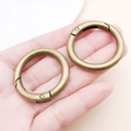 Paar runde Federringe aus Bronze für Taschen und Schlüsselanhänger in der Hand - Bronze (35mm)