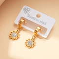 Goldene Creolen aus Edelstahl in Blumenform mit funkelnden weißen Zirkonia-Akzenten - Gänseblümchen Stil (0282)