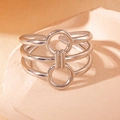 Makro-Detail eines silbernen Edelstahlrings mit offenem Design und doppeltem Gancini-Glied - Doppelring-Design (BJGR0314)