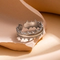 Makroaufnahme von verstellbarem Edelstahl-Kronenring mit Vintage-Perlenstruktur - Retro Krone Perle Stil (BJGR0656)