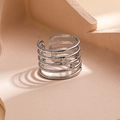 Detailaufnahme eines silbernen mehrlagigen Rings mit runden Punkten auf Stein - Fünfschichtiger Paralleler Ring Stil (#0625)