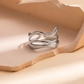 Dettaglio macro di un anello largo irregolare in acciaio inossidabile su pietra ruvida - Stile Argento Liquido Onda Irregolare (#0522)