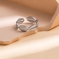 Dettaglio di un anello largo in acciaio inossidabile con texture irregolare su pietra - Stile A Fila Chicchi Di Caffè Conchiglia (#0631)