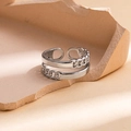 Dettaglio anello doppio argento con texture liscia e a catena su supporto di pietra - Stile Texture Catena Liscia A Doppio Strato (#0550)