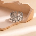 Dettaglio anello largo in acciaio inossidabile con bordi perlati stile bohémien - Stile Corona Cava Larga (#0458)