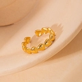 Detalle de anillo abierto dorado pulido con diseño de corazones continuos - Estilo Corazones Enlazados (#0070)