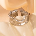 Anillo abierto plateado minimalista con textura de ondas y diseño de metal líquido - Estilo de Ola Líquida (#0446)