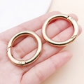 Zwei polierte hellgoldene runde Karabinerhaken für DIY Schmuck und Schlüsselanhänger Zubehör - KC Gold (35mm)