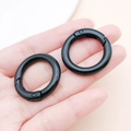 Zwei dicke schwarze Rundkarabiner mit Federverschluss für DIY Schlüsselanhänger und Taschen - AD 28mm ID 19mm / Schwarz (28mm)