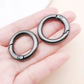 Runde Federringe in Gunmetal für DIY-Schlüsselanhänger und Taschenzubehör in der Hand - Gewehrschwarz (28mm)