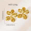 Gedetailleerde weergave van grote gouden bloemoorbellen met een getextureerde metalen afwerking - Gehamerde bloemstijl (#0324)