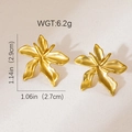 Detail van matte gouden bloemoorbellen met afmetingen van 2,9 cm en gewicht van 6,2 g - Geborstelde matgouden bloem oorknopjes (#0325)