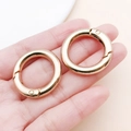 Hellgoldene runde Federringe für DIY-Schmuck und Schlüsselanhänger in der Hand - KC Gold (28mm)