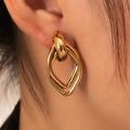 Elegante geometrische 18K vergoldete Rautenohrringe an einem Modell präsentiert - Gold Geometrisch Überlappend Rauten Stil (BJGE0712)