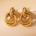 Boucles d'oreilles créoles dorées en acier inoxydable à plusieurs couches et texture corde - Créole Imbriquée en C avec Texture Corde (BJGE0715)