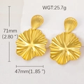Macro-opname van gouden statement oorbellen met geplooide textuur en maataanduidingen - Geplooide textuur schelp bloemblad (#0739)