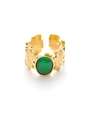 Detalle de anillo ajustable dorado con piedra verde ovalada y grabados de hojas - Leaf Texture Design (Style 3) / Piedra Ojo de Gato Verde Hierba