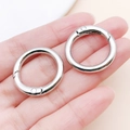 Zwei polierte silberne O-Ring-Federverschlüsse für Schlüsselanhänger und Taschen - Weiß K (25mm)