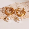 Elegante goldene Mehrkreis-Ohrringe mit weißen Perlen auf einer Natursteinoberfläche - Weiße Künstliche Perle (JJE0009)