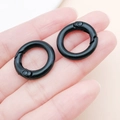 Paar mattschwarze runde Feder-O-Ringe für DIY-Taschen und Schlüsselanhänger in der Hand - Schwarz (20mm)