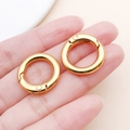 Zwei goldene runde Federkarabiner für DIY-Schmuck und Schlüsselanhänger in der Hand - Gold (20mm)