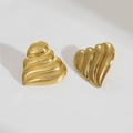Detail van 18k vergulde hartoorringen met een unieke 3D-golvende rimpeltextuur afwerking - Geplooide Hart Stijl (12)