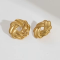 Detail der gewellten Herzohrringe mit poliertem, gedrehtem Metallknoten-Design - Verdrehter Webknoten (12)