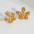Makroaufnahme der 18k vergoldeten Herzohrringe mit Wellenmuster und Glanzfinish - Blumenform (12)